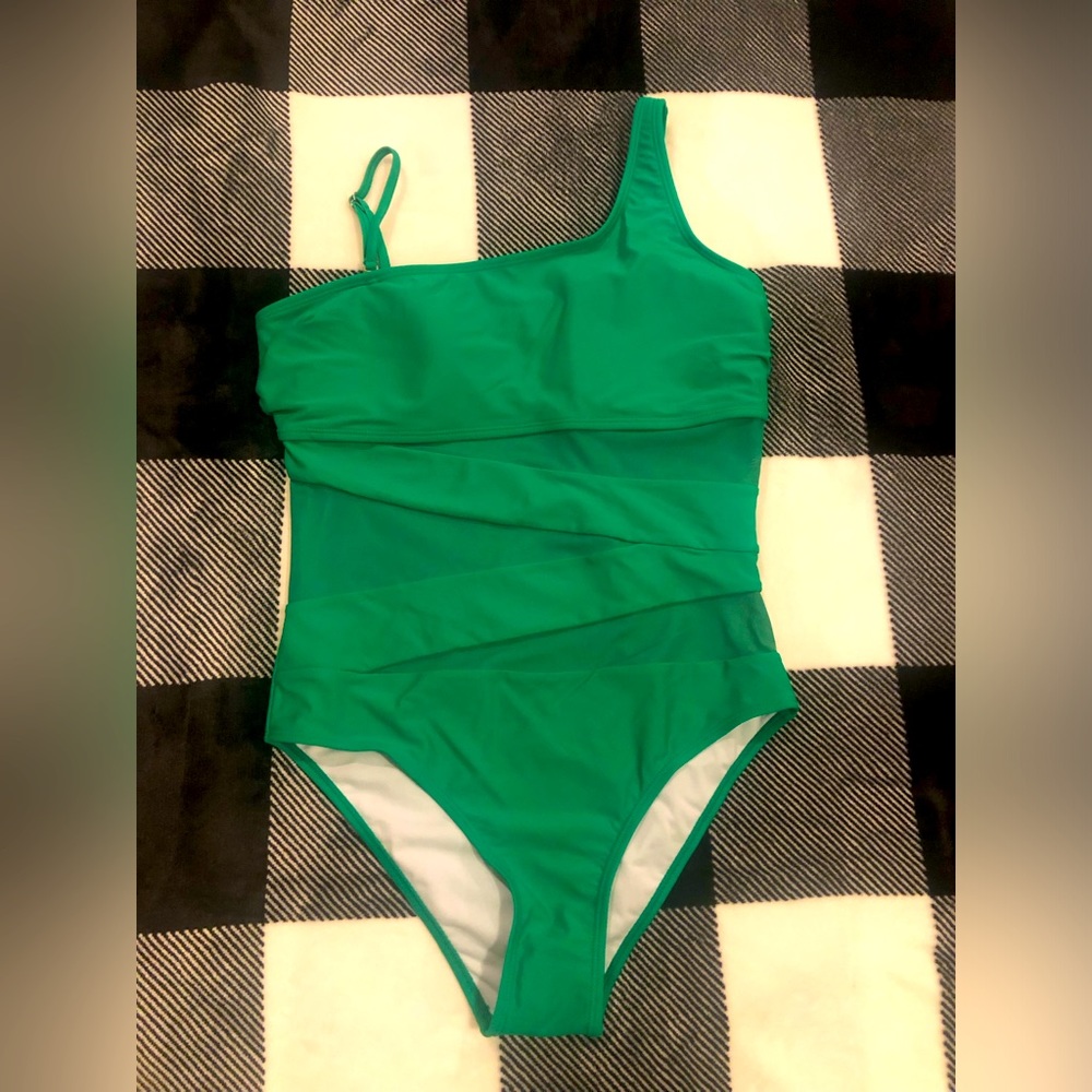 Green One Piece Women’s Swimsuit, size Medium, NEW!